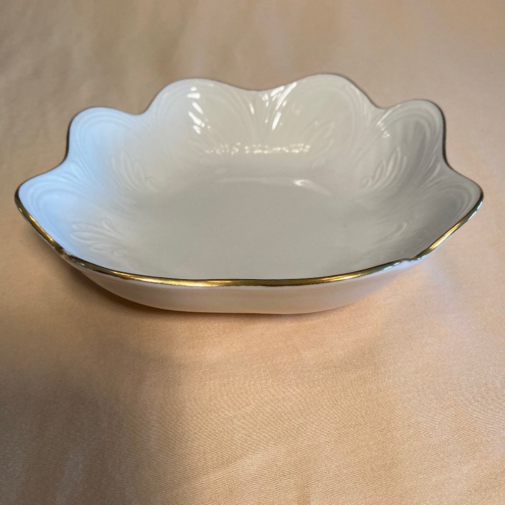 Lenox Saybrook Gold Trimmed Scalloped Bowl